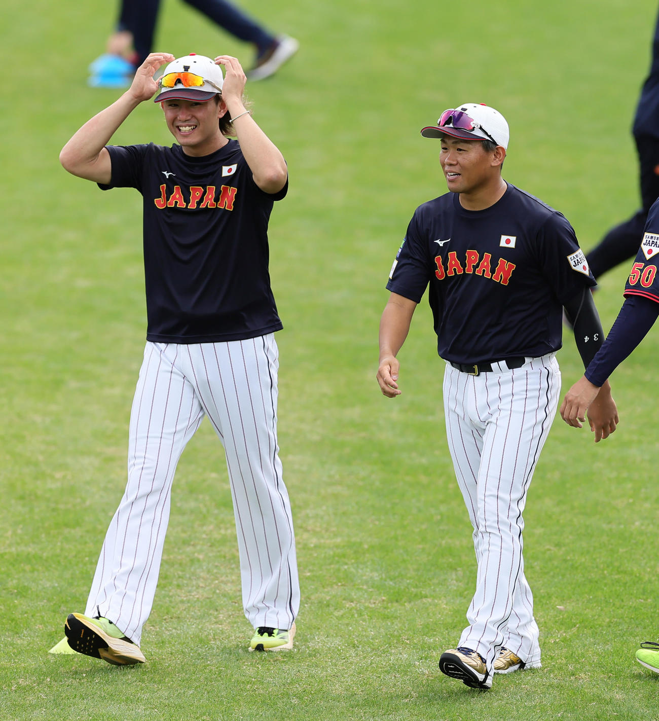 練習中、笑顔を見せる今井（左）と田口（撮影・足立雅史）