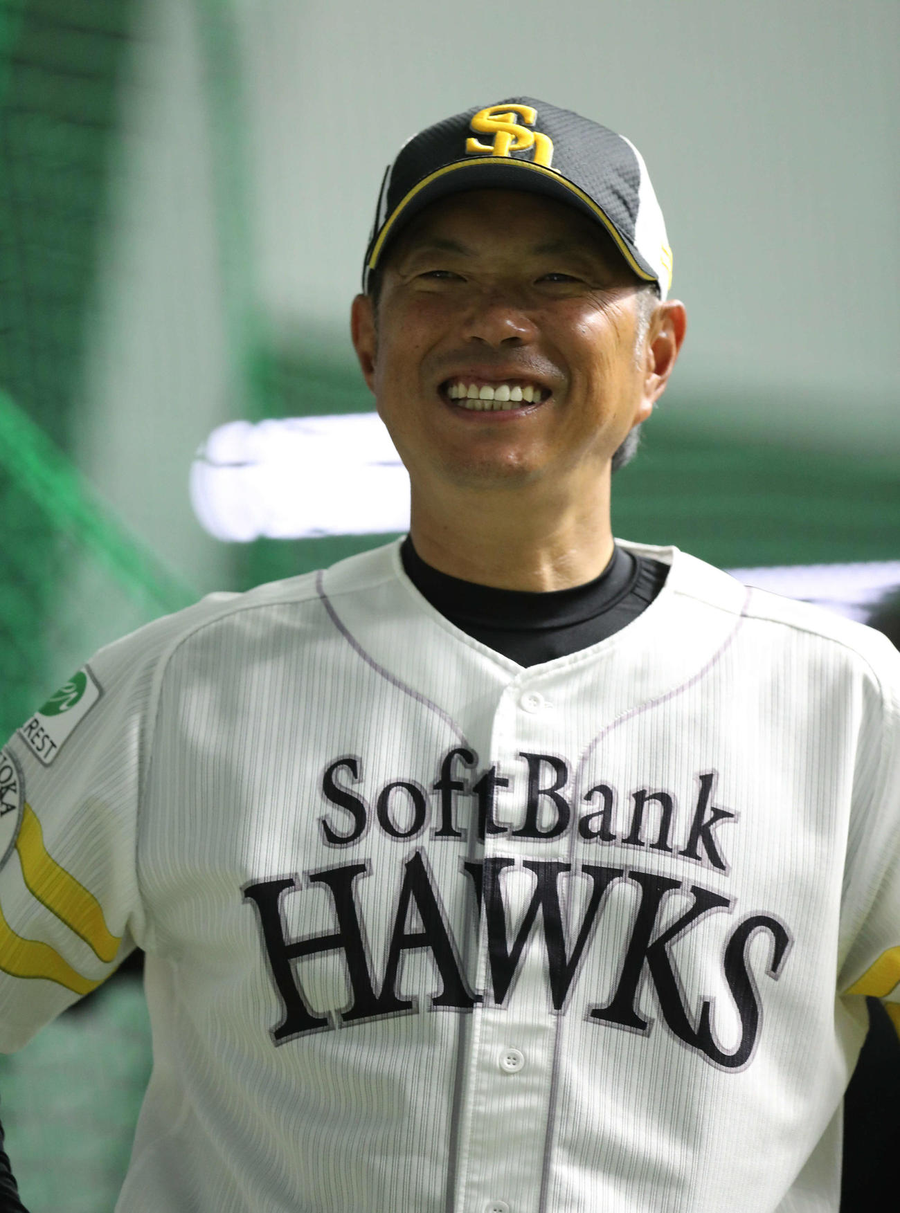 練習前、スタッフと話をする小久保監督（撮影・梅根麻紀）