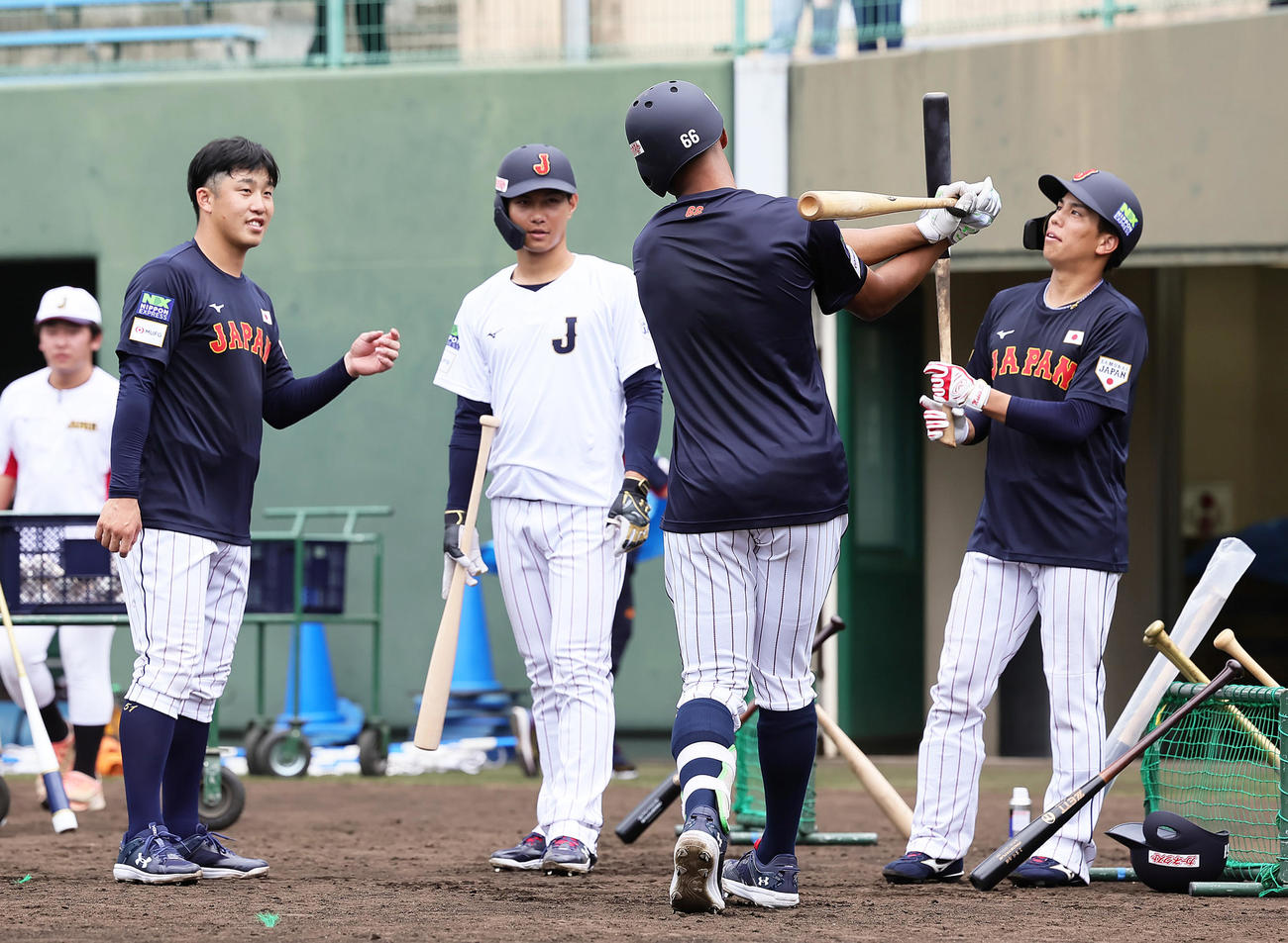 居残りで練習する、左から小園、藤原、万波、門脇（撮影・足立雅史）