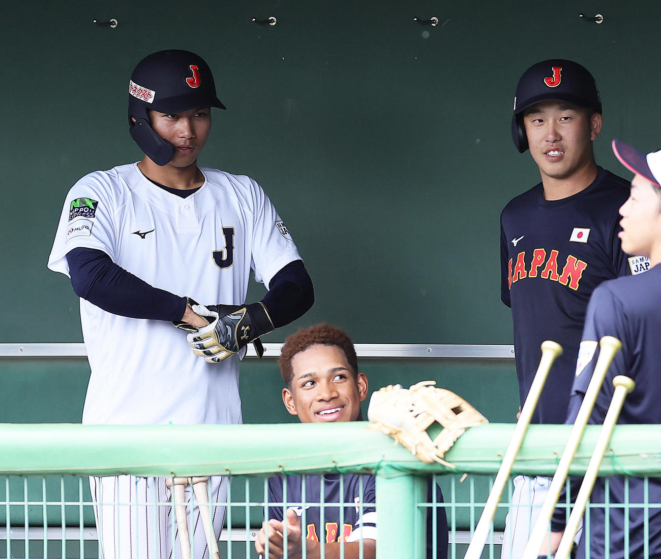 練習中、ベンチで談笑する、左から藤原、万波、小園（撮影・足立雅史）