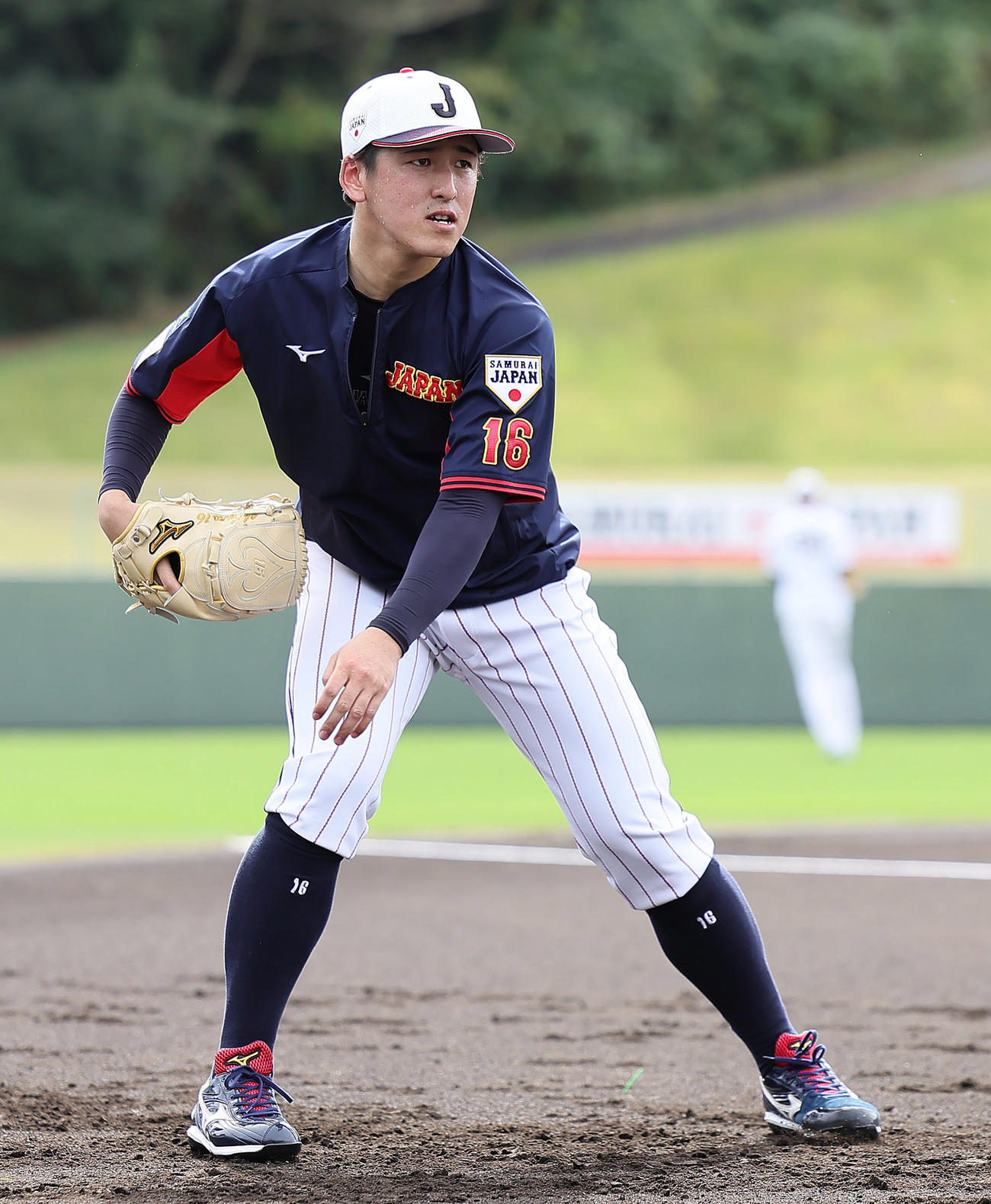 投内連係を行う隅田（撮影・足立雅史）