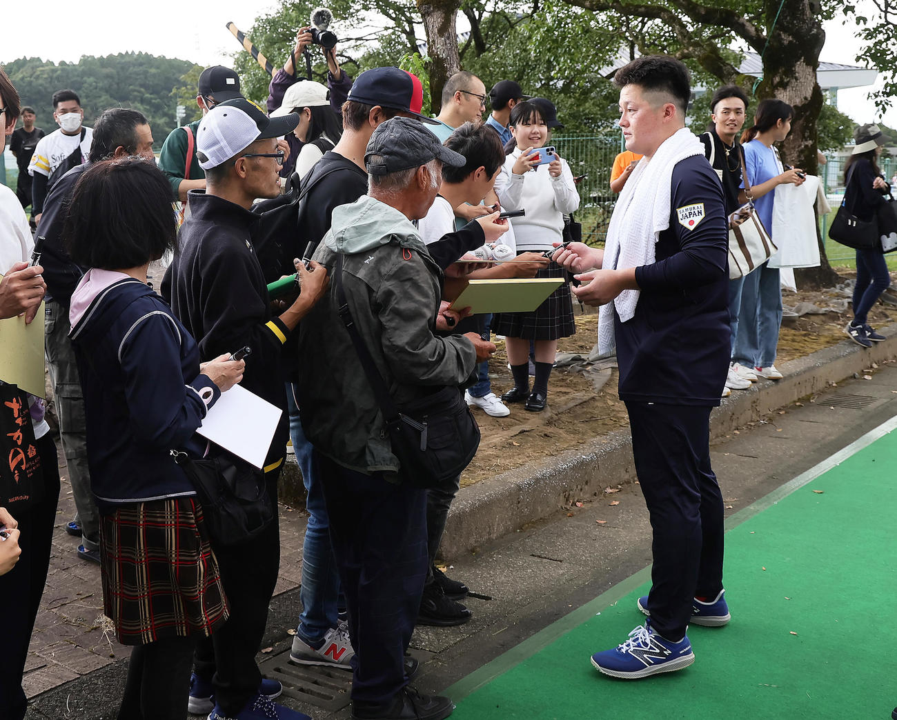 ファンのサインに応える牧（撮影・足立雅史）
