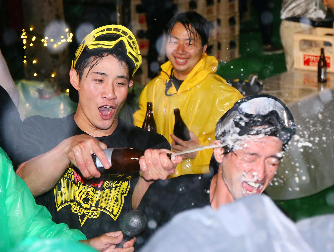 祝勝会で阪神近本光司（右）にビールをかける木浪聖也（2023年11月5日撮影）