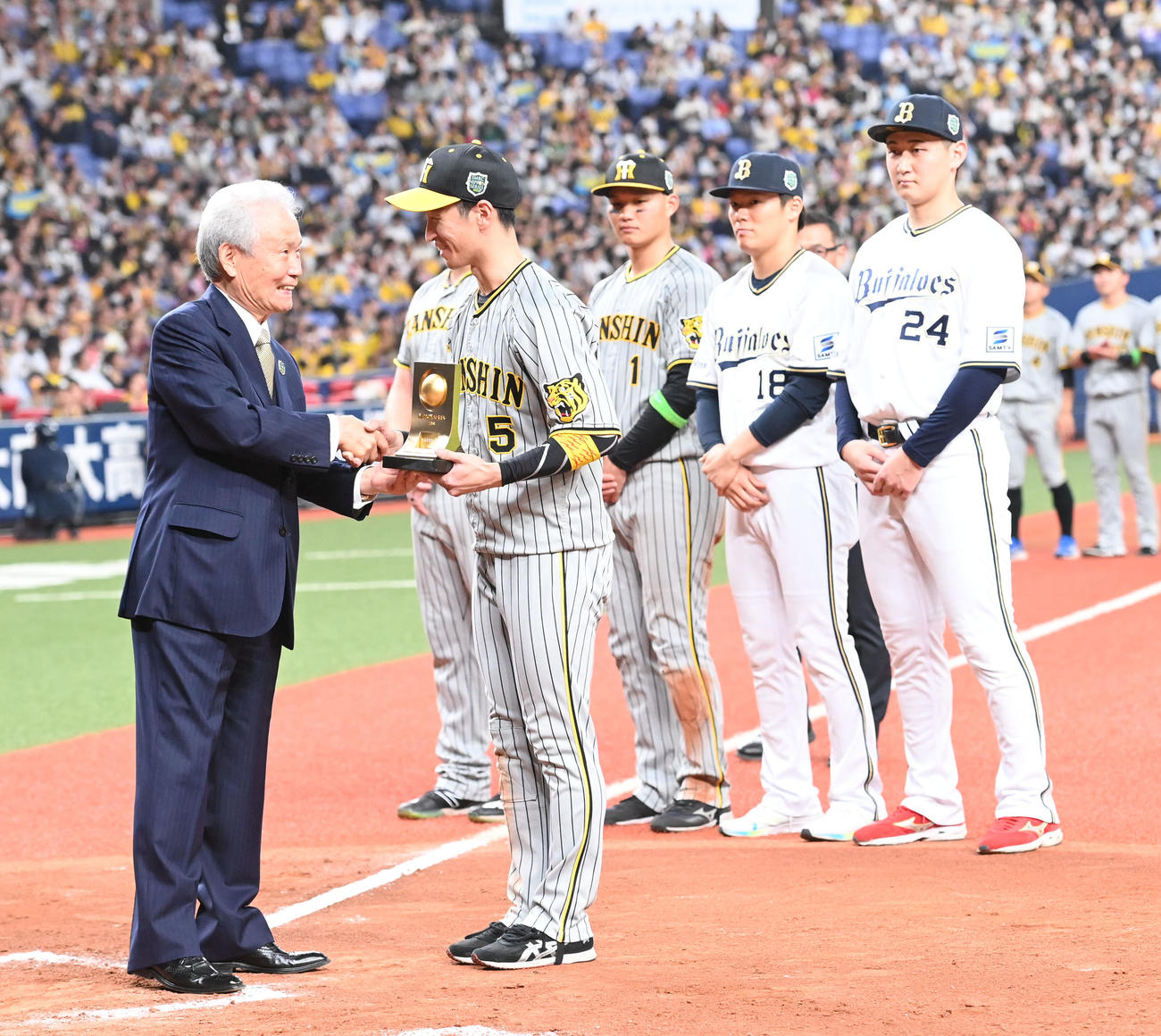 MVPに輝き表彰される阪神近本（2023年11月05日撮影）