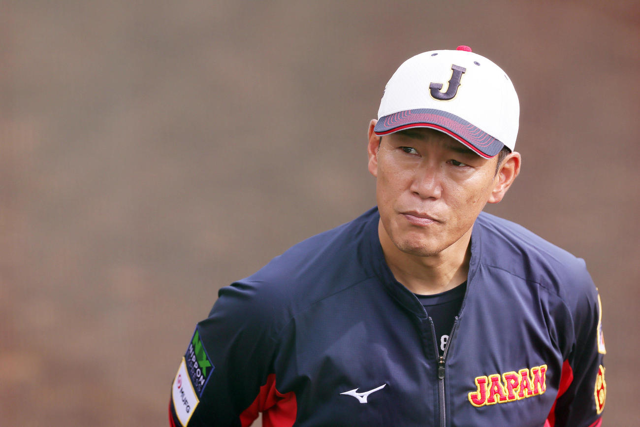 練習を見つめる井端監督（撮影・足立雅史）