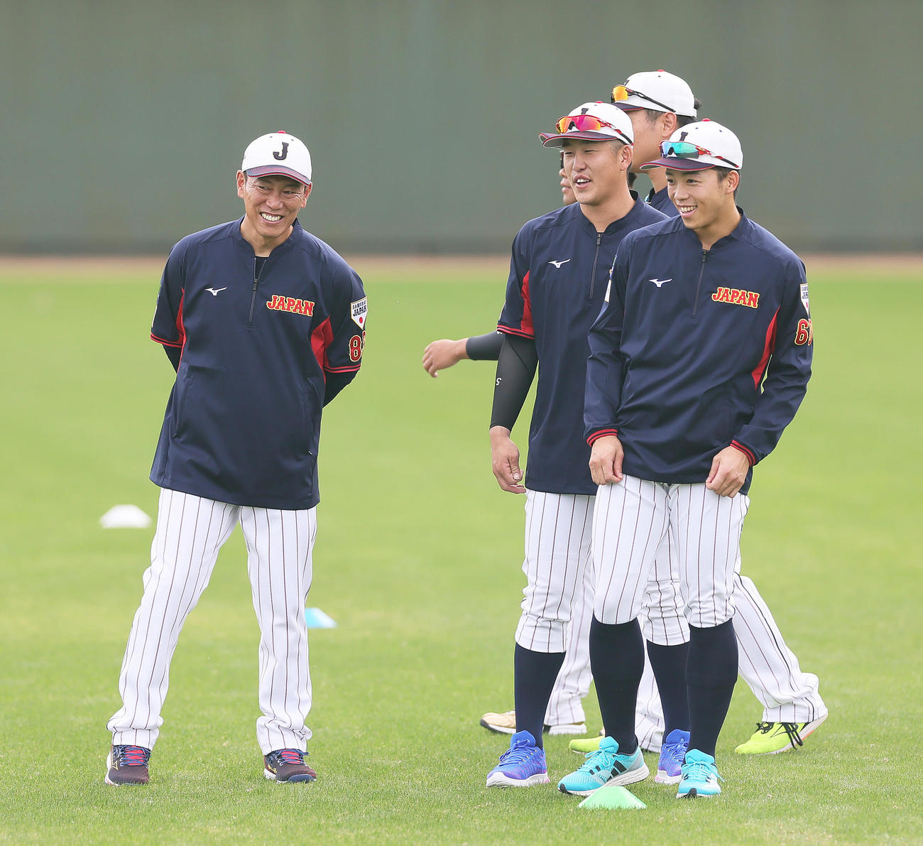小園（中央）、岡林（右）に笑顔で話す井端監督（撮影・足立雅史）