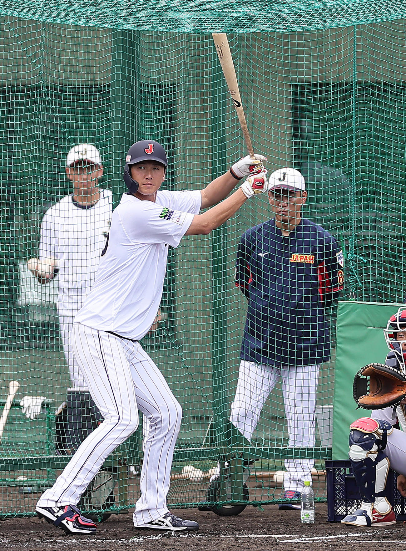 フリー打撃を行う秋広（左）を見つめる井端監督（撮影・足立雅史）