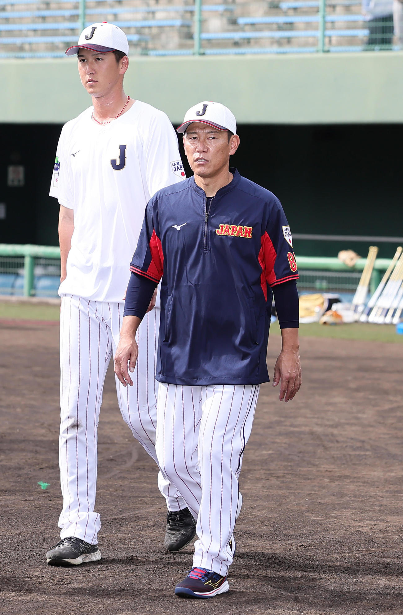 贈呈式に臨む井端監督（右）と秋広（撮影・足立雅史）