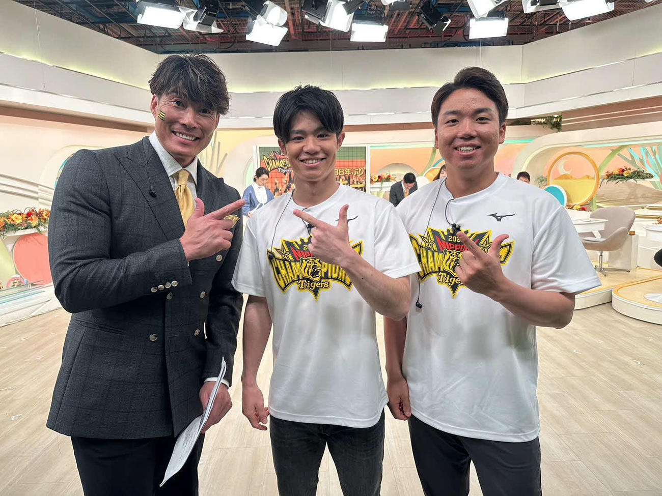 カンテレの「newsランナー」に出演した阪神村上（右）と中野拓夢。左は糸井嘉男氏（球団提供）