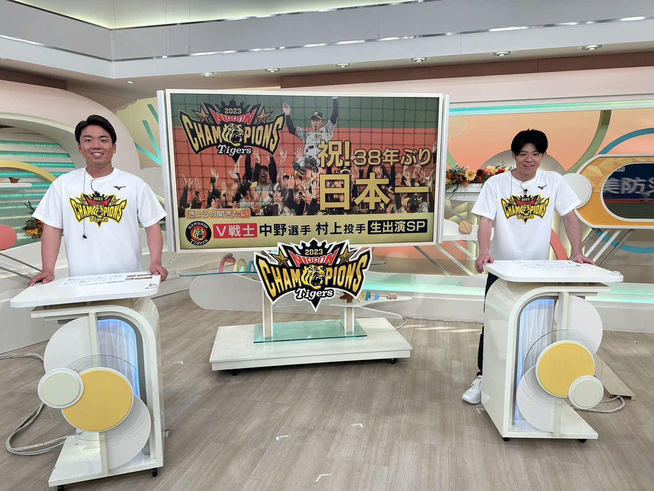 カンテレの「newsランナー」に出演した阪神村上頌樹（左）と中野拓夢（球団提供）