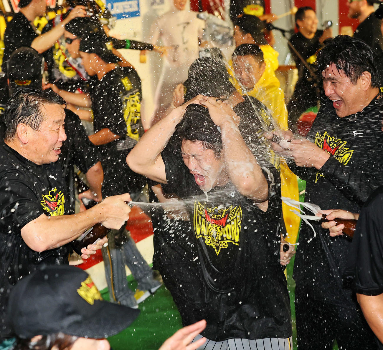 5日、ビールを掛けられる坂本
