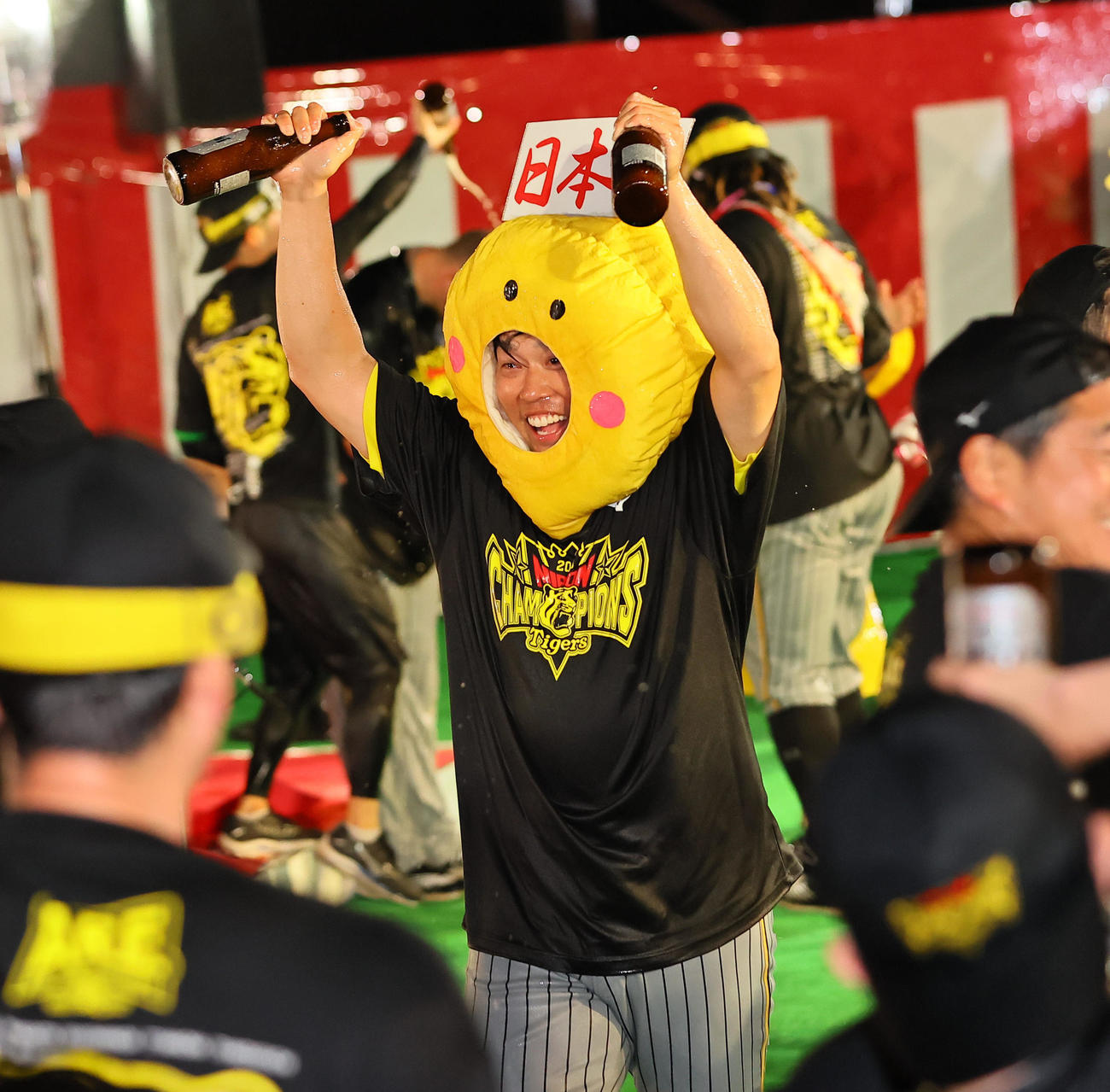 パインアメのかぶり物で参加した原口（撮影・上田博志）