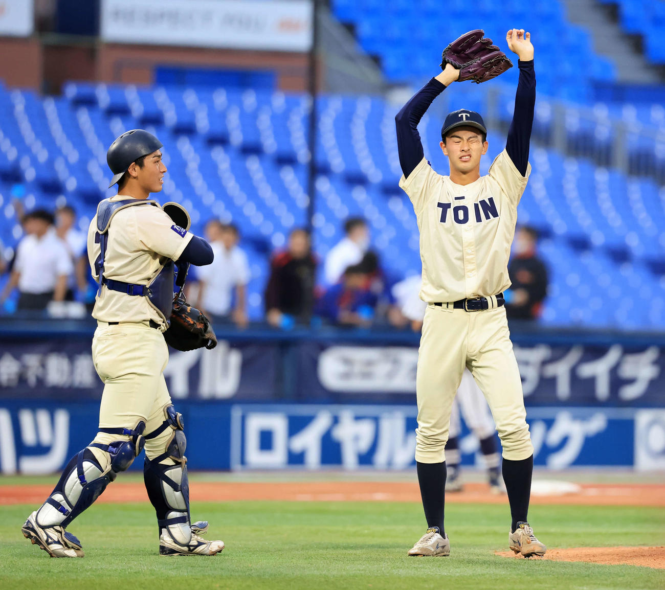 桐蔭横浜大対国際武道大　1回裏国際武道大2死一、二塁、高木に四球を与え、満塁のピンチを招き、厳しい表情の古謝（右）（撮影・浅見桂子）