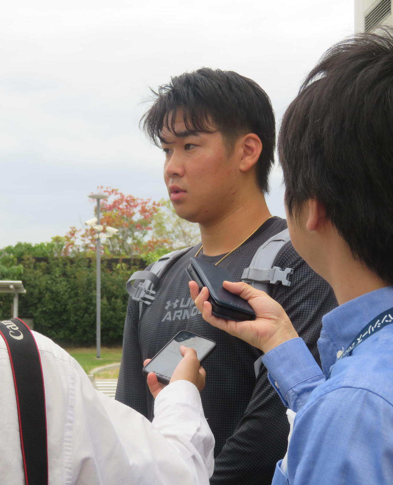 高知秋季キャンプへ出発前に取材に応じるオリックス山下（撮影・磯綾乃）
