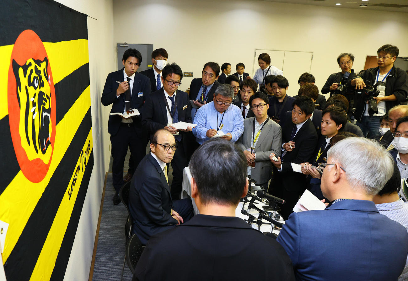 オーナー報告の会見を終え、囲み取材を受ける阪神岡田監督（撮影・上山淳一）