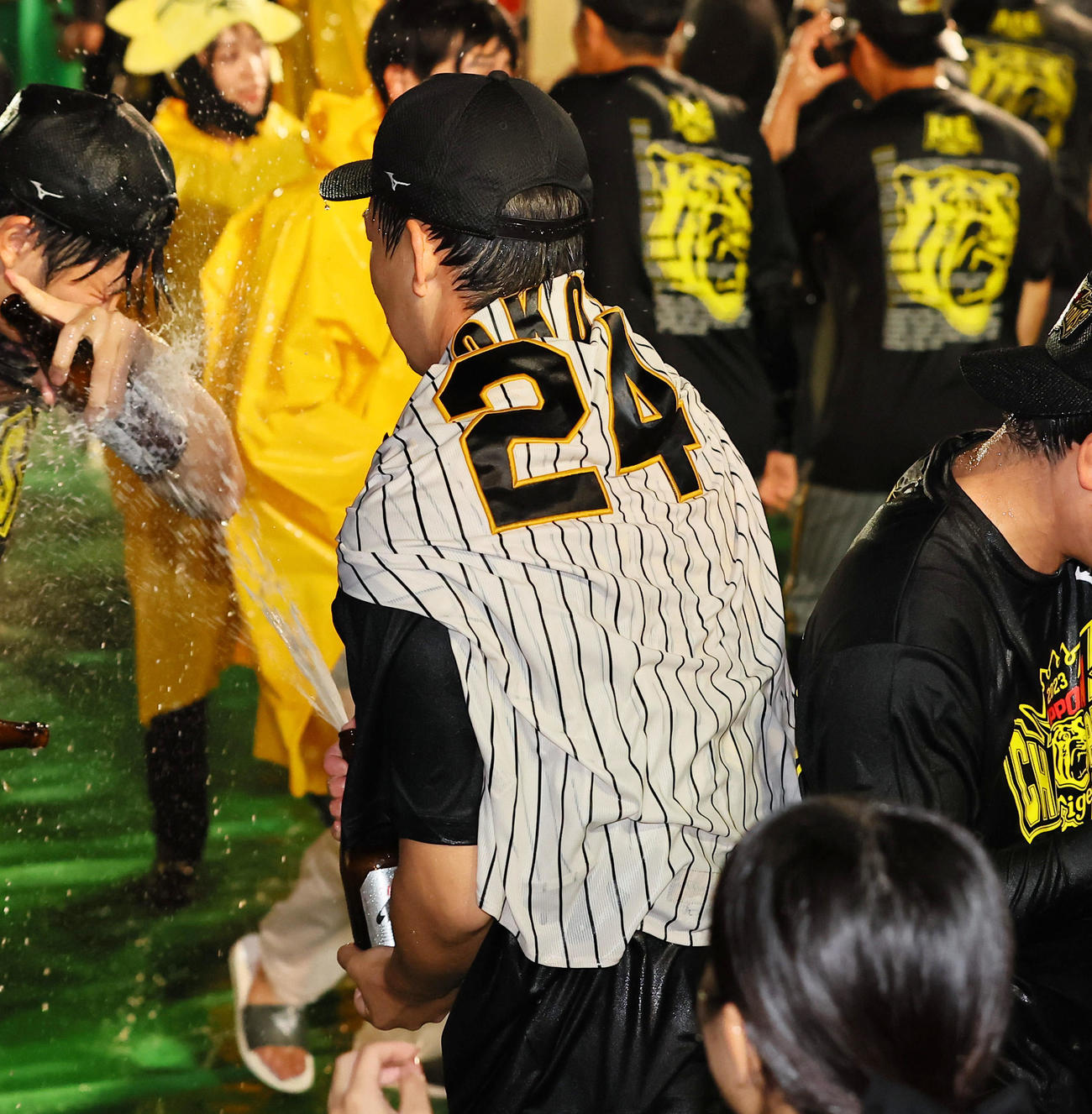 5日、24番のユニホームを着てビール掛けに参加した岩崎優