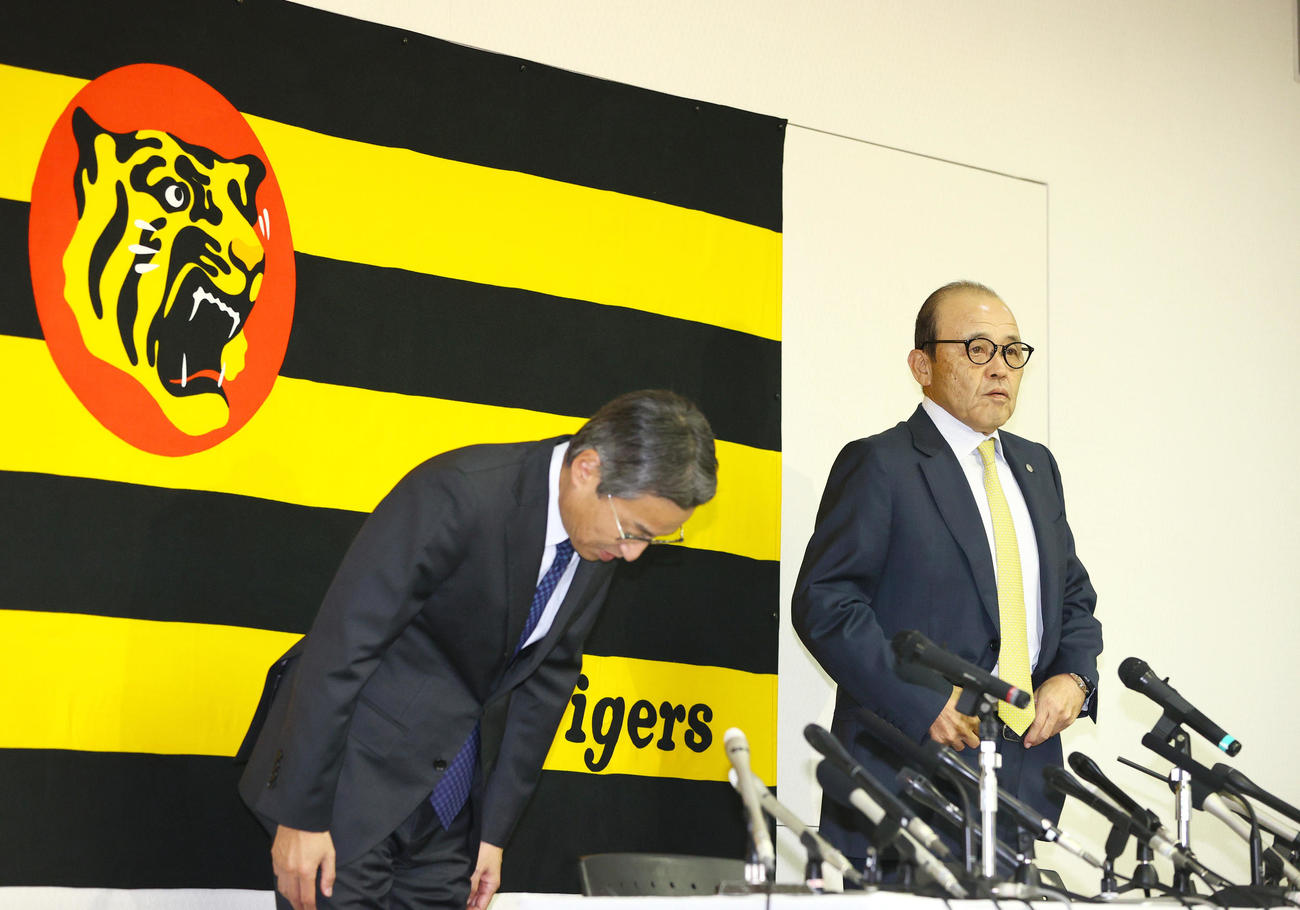オーナー報告を終え会見に臨む阪神岡田監督。左は百北代表取締役社長（撮影・上山淳一）
