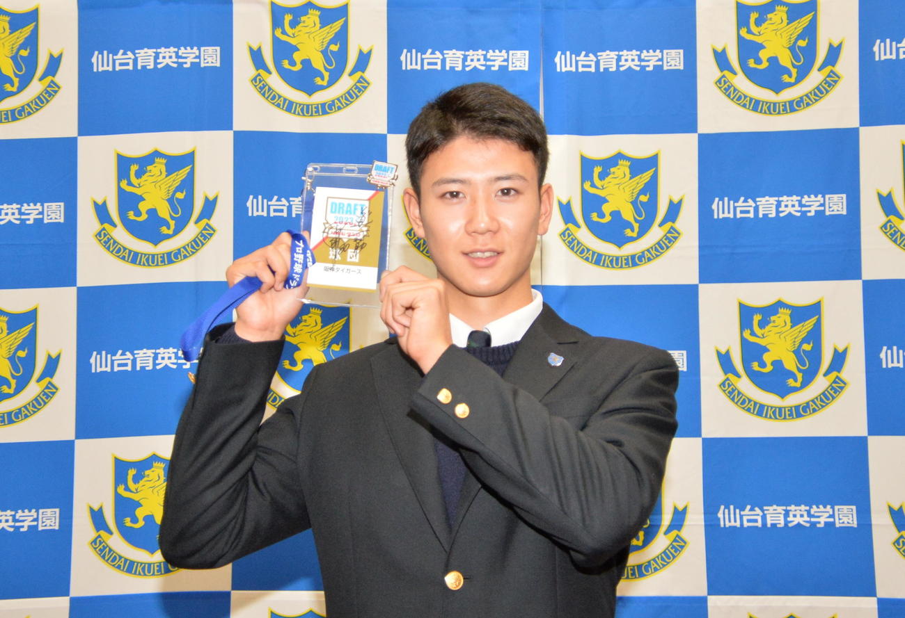 岡田監督のサインが入ったパスを手に笑顔で記念撮影する仙台育英・山田（撮影・濱本神威）