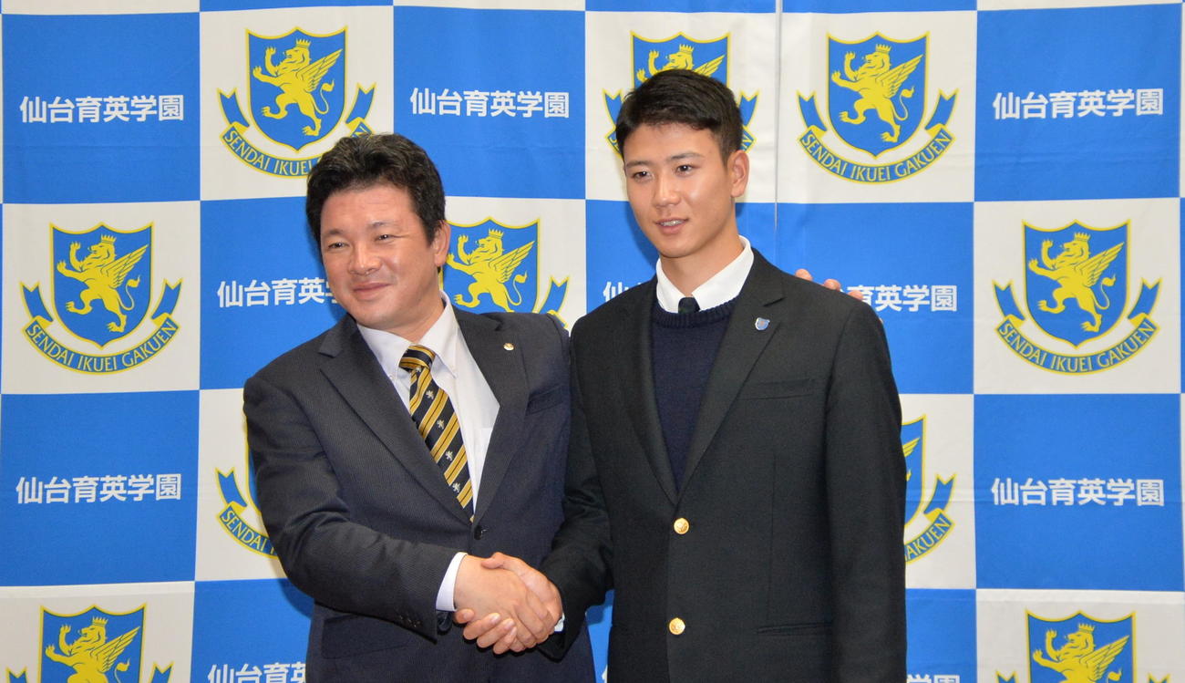 指名あいさつを受け、笑顔で記念撮影する仙台育英・山田（右）と須江監督（撮影・濱本神威）