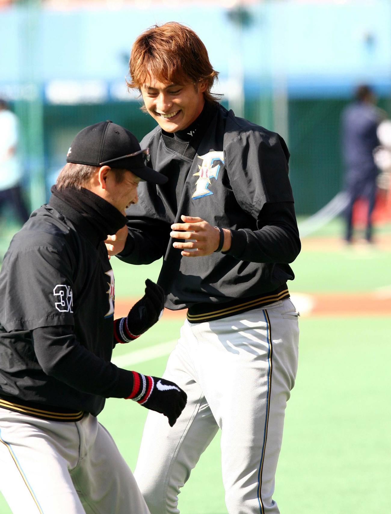 07年3月、練習前にふざけ合う日本ハム中嶋（左）とダルビッシュ