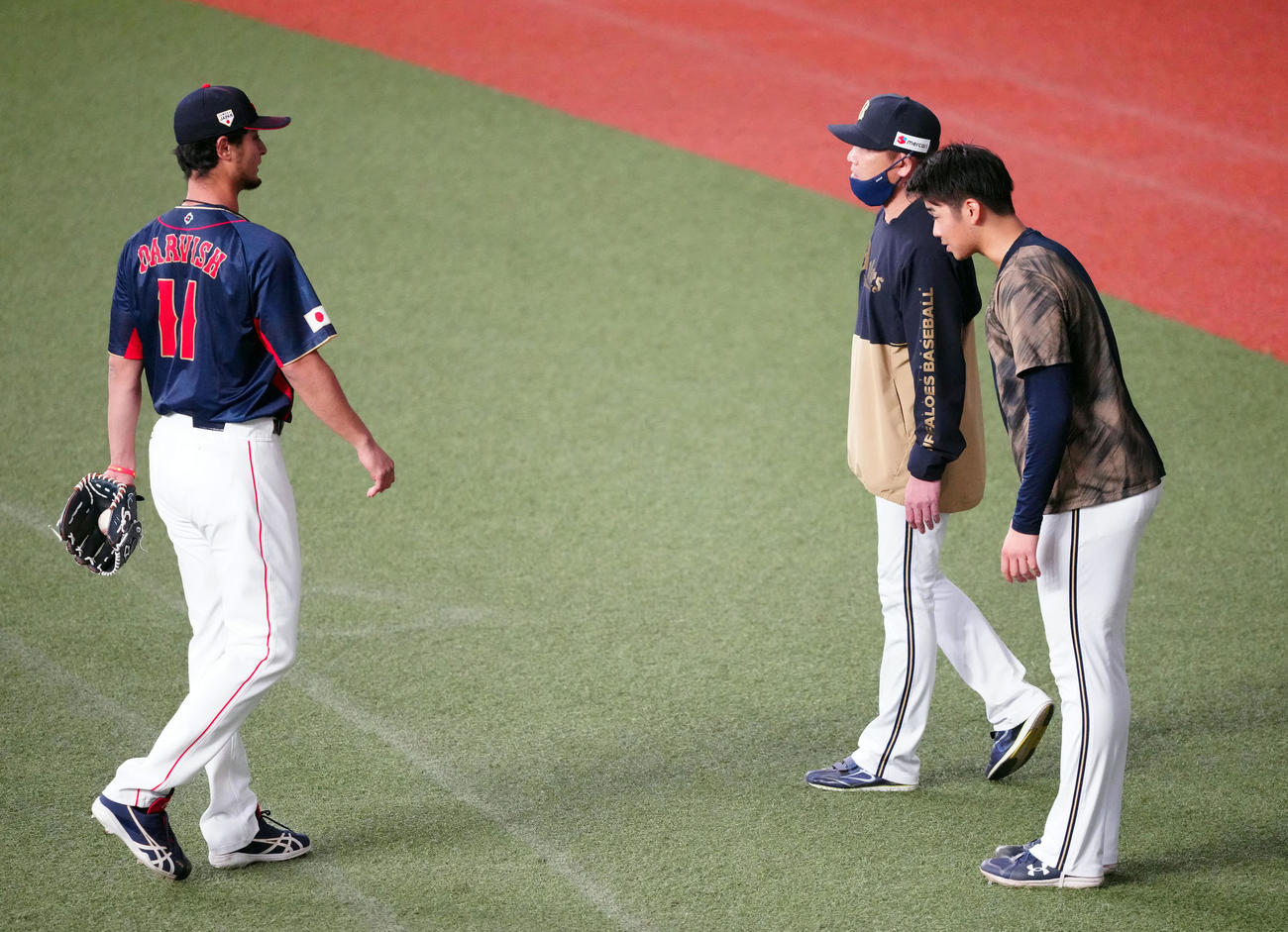 WBC日本代表（侍ジャパン）強化試合　試合前の練習で山下（右）を連れ、ダルビッシュ（左）と言葉を交わす中嶋監督
