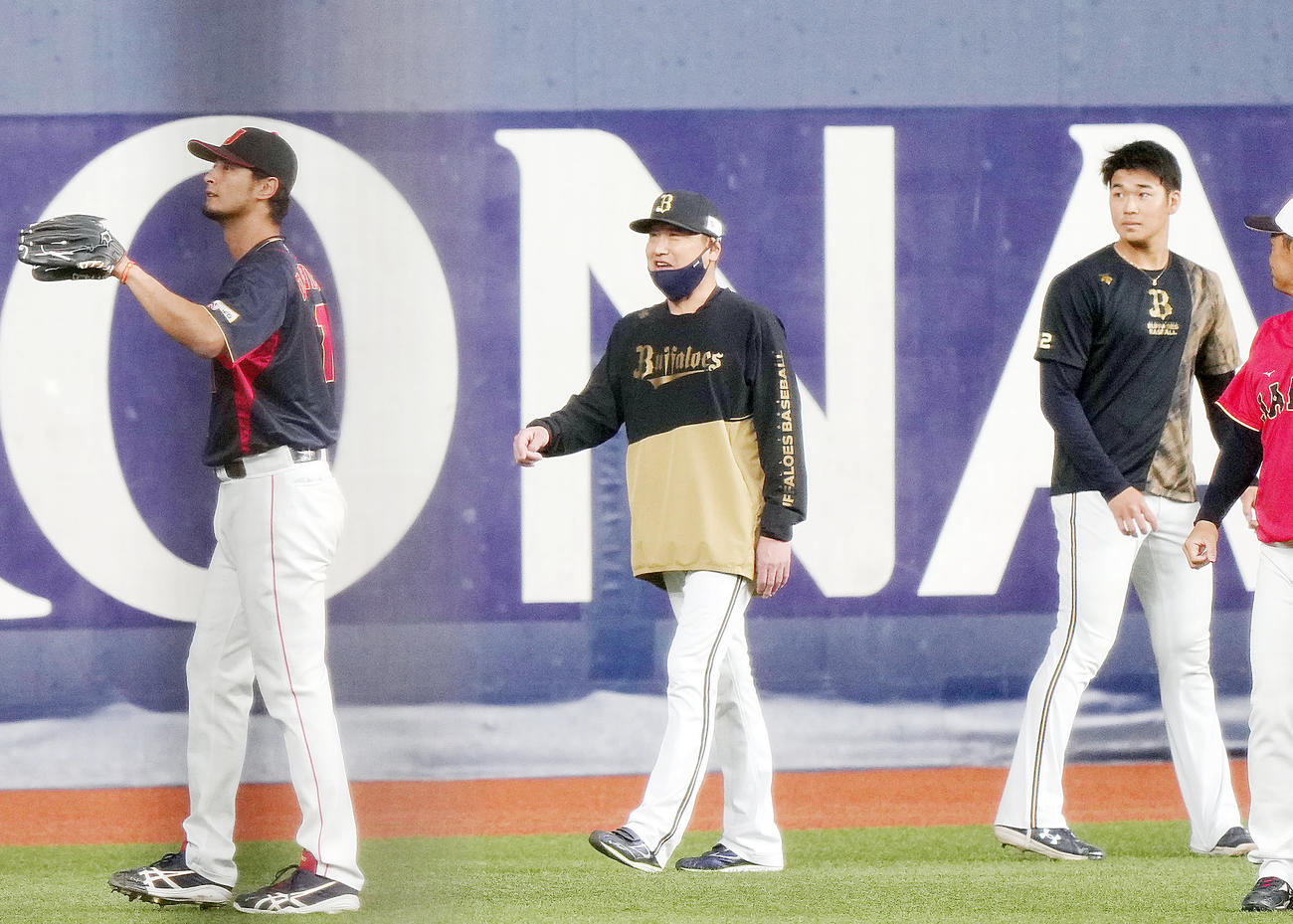 3月、WBC日本代表強化試合　侍ジャパン対オリックス　試合前の練習で山下（右）を連れ、ダルビッシュ（左）に声をかける中嶋監督