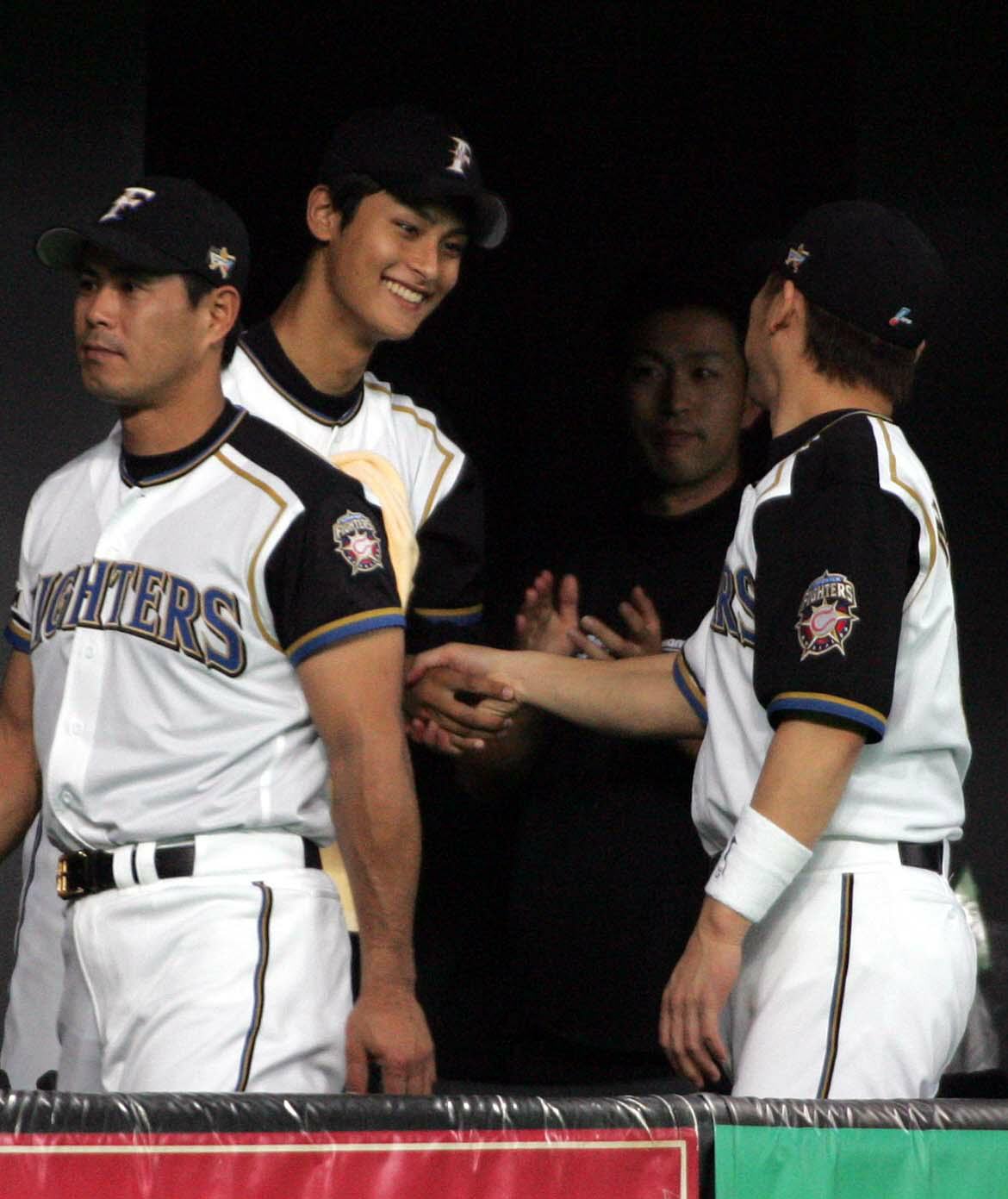 日本ハム対広島5回戦　初勝利し、中嶋聡と笑顔で握手するダルビッシュ有（05年6月15日）