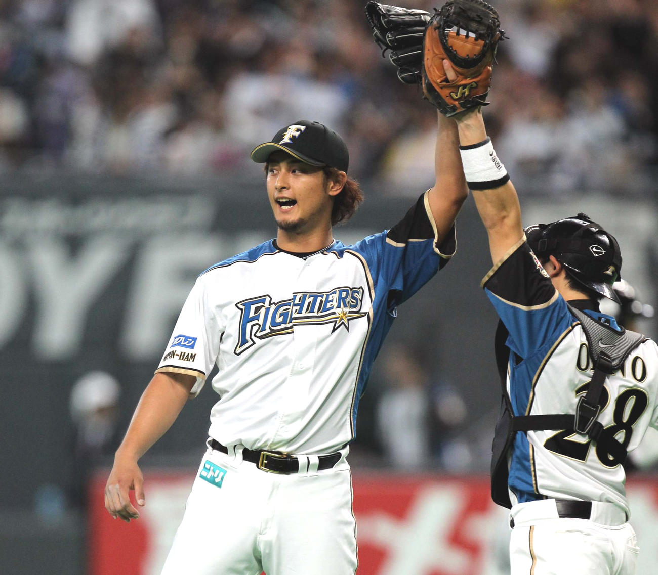 11年6月1日、日本ハム対阪神　完封勝利を挙げた日本ハム・ダルビッシュは試合後、大野とハイタッチする