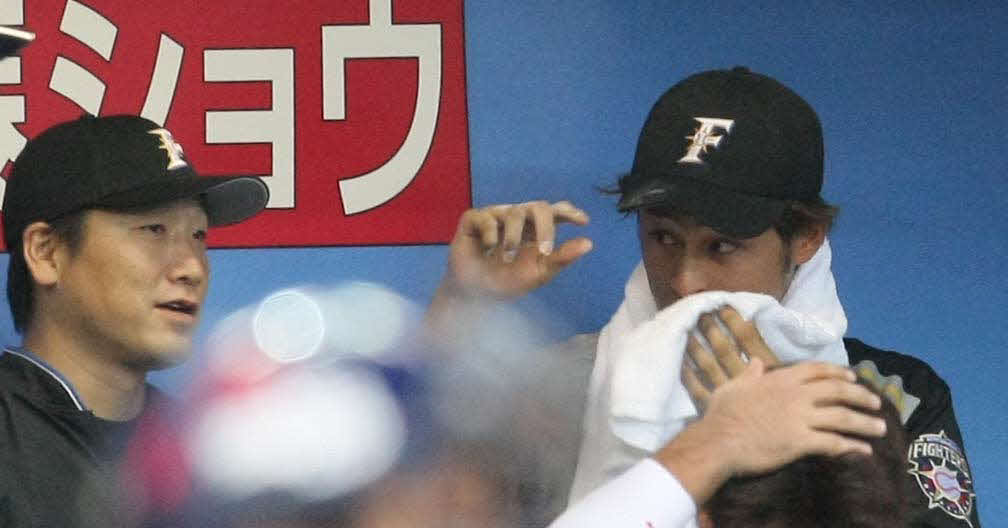 10年8月、オリックス対日本ハム　ベンチで中嶋兼任バッテリーコーチ（左）の話を聞くダルビッシュ