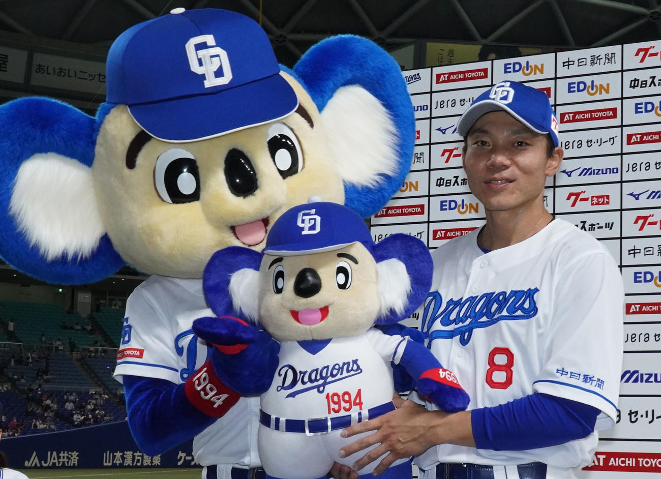 8月30日、ヒーローインタビューを終えドアラとポーズを決める大島（右）