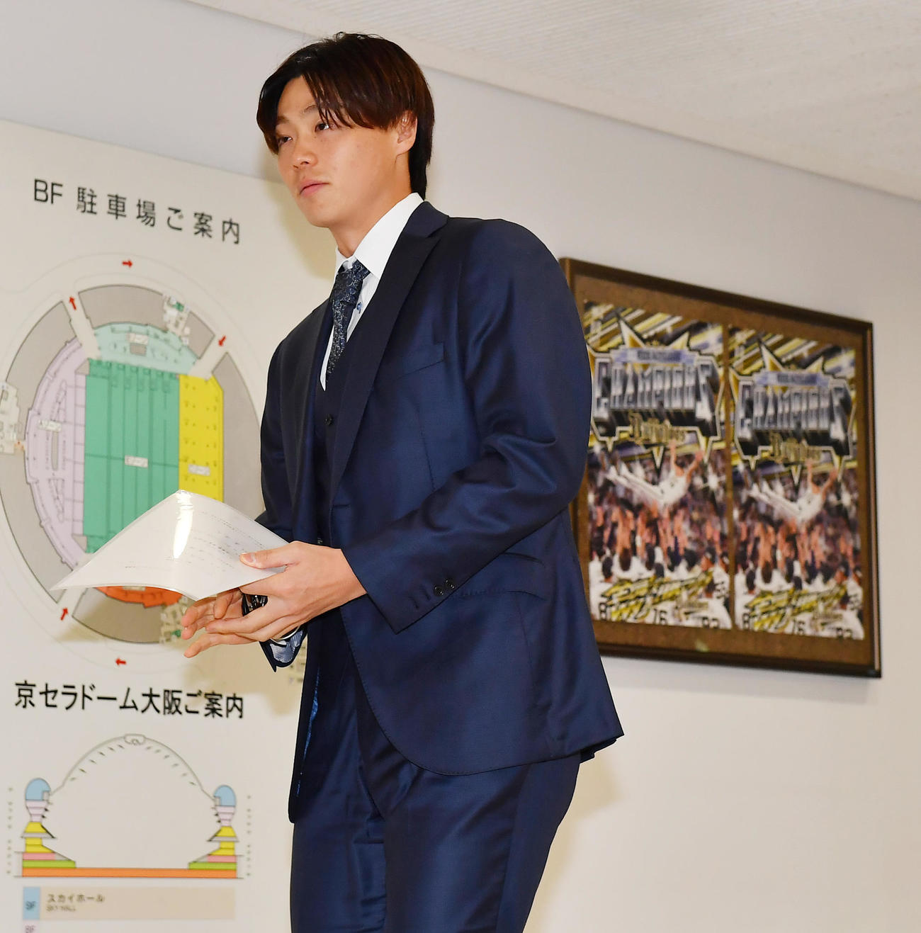 オリックス球団事務所を訪れた山崎福（撮影・清水貴仁）