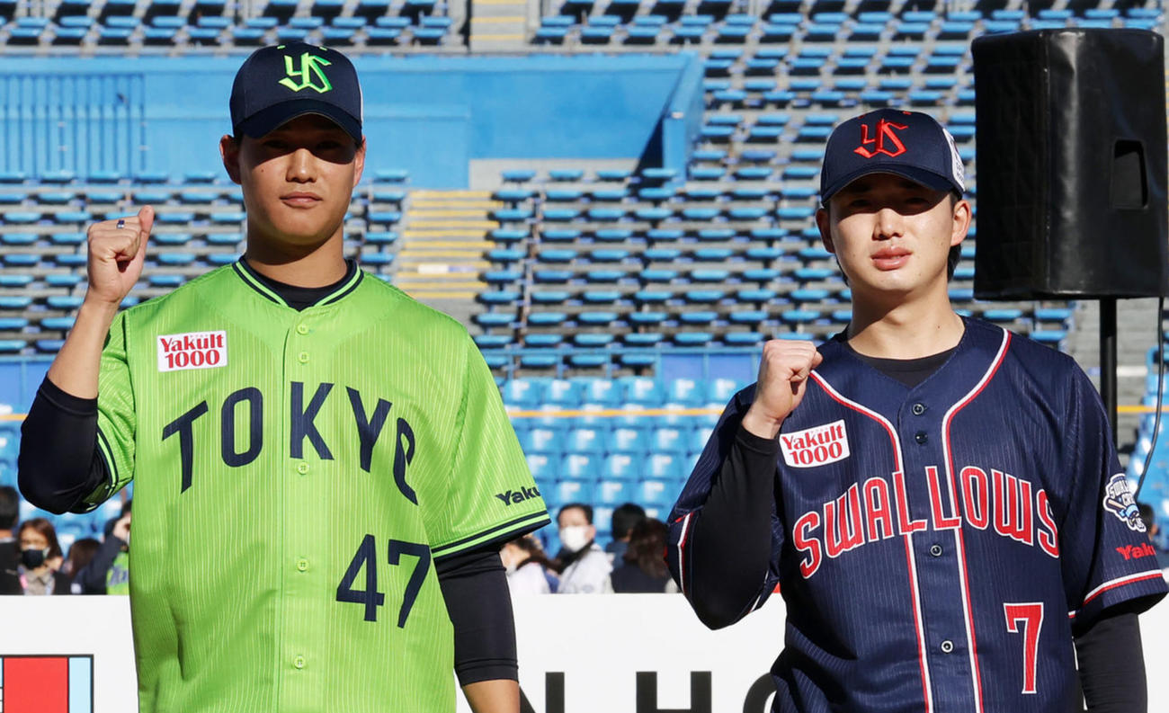 高橋奎二（左）と長岡秀樹（2022年11月撮影）
