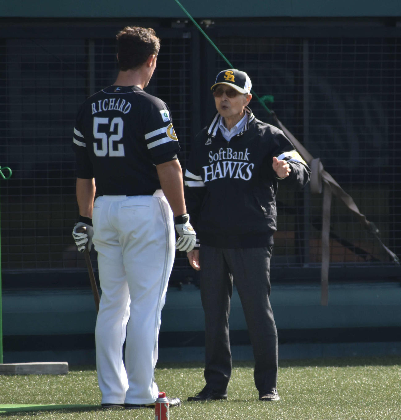 リチャードに打撃指導を行う王球団会長（撮影・只松憲）