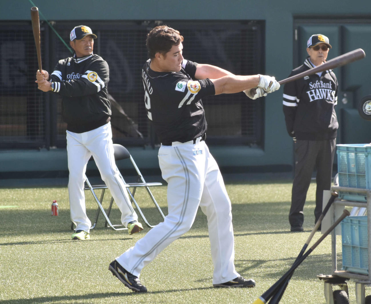 リチャード（中央）の素振りを眺める王球団会長。左は小久保監督（撮影・只松憲）