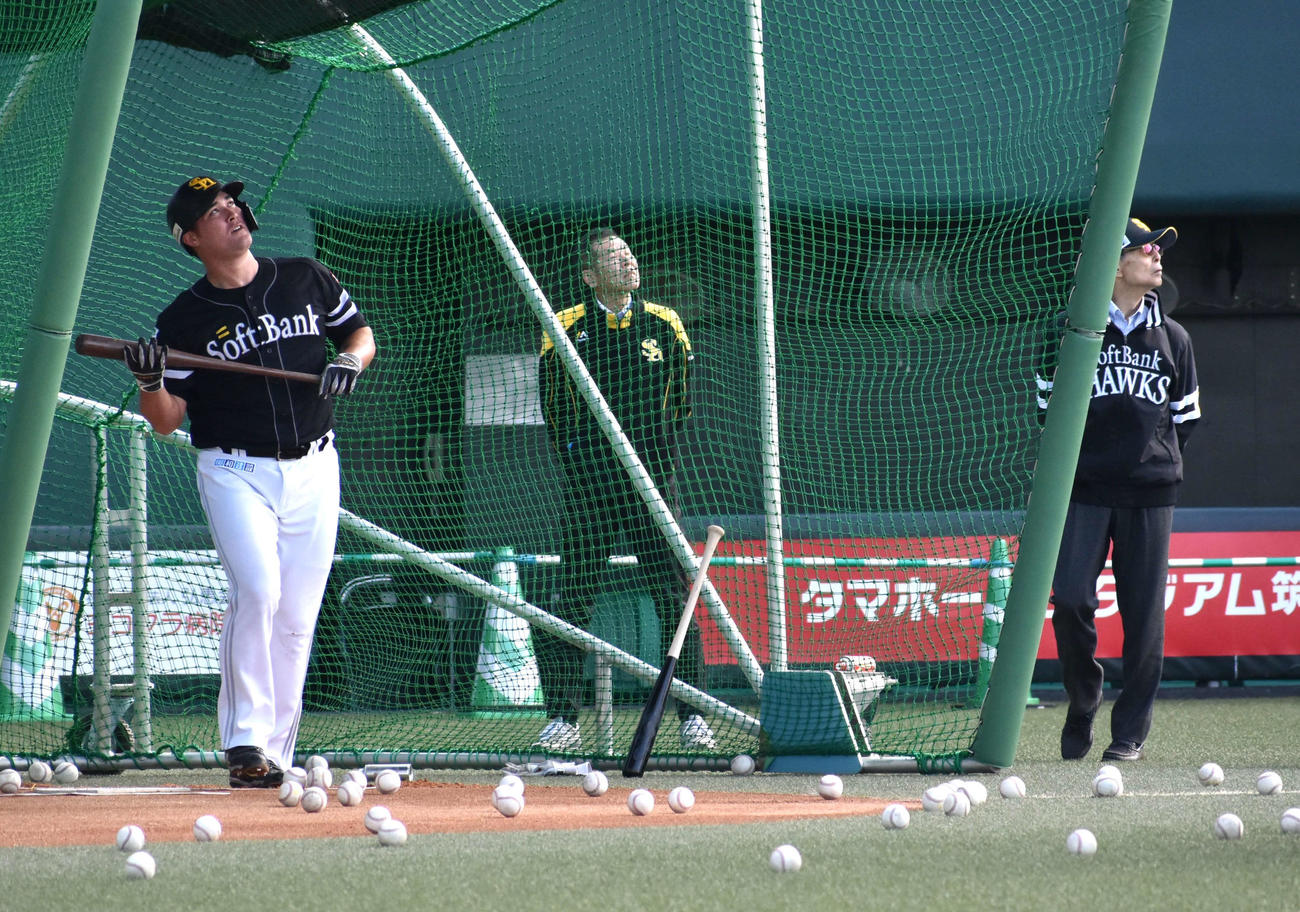 リチャード（左）が放った打球を目で追う王球団会長（撮影・只松憲）