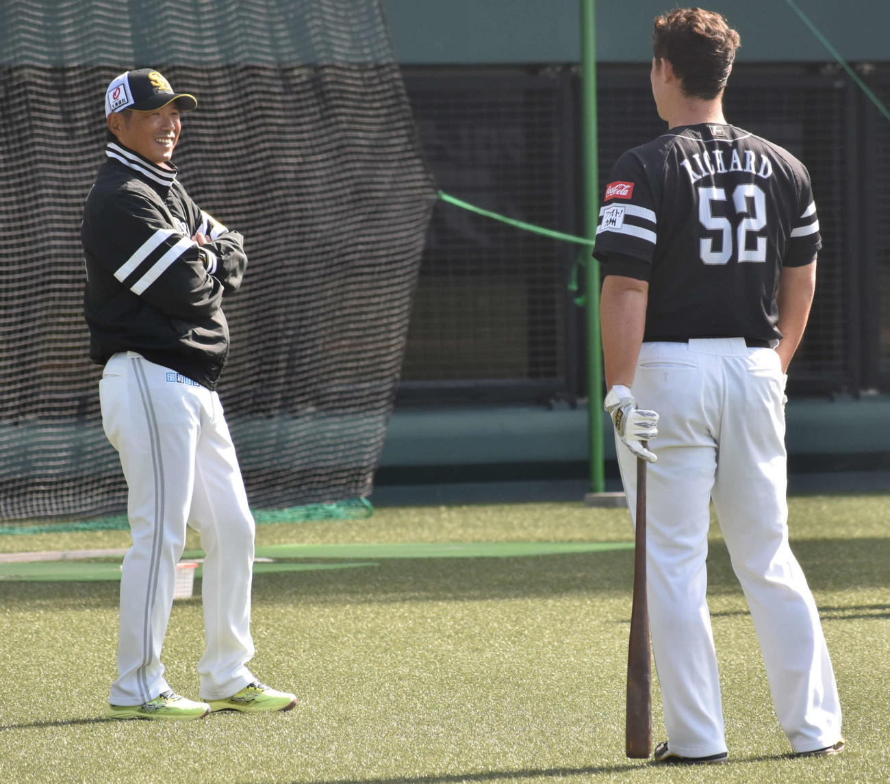 小久保監督（左）は笑顔でリチャードと話す（撮影・只松憲）