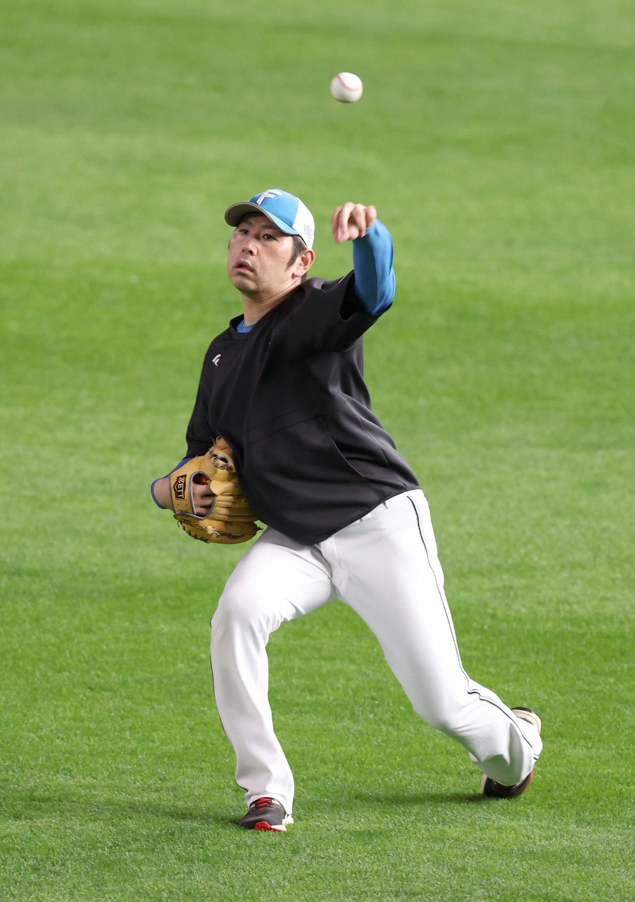 キャッチボールする加藤貴（撮影・黒川智章）
