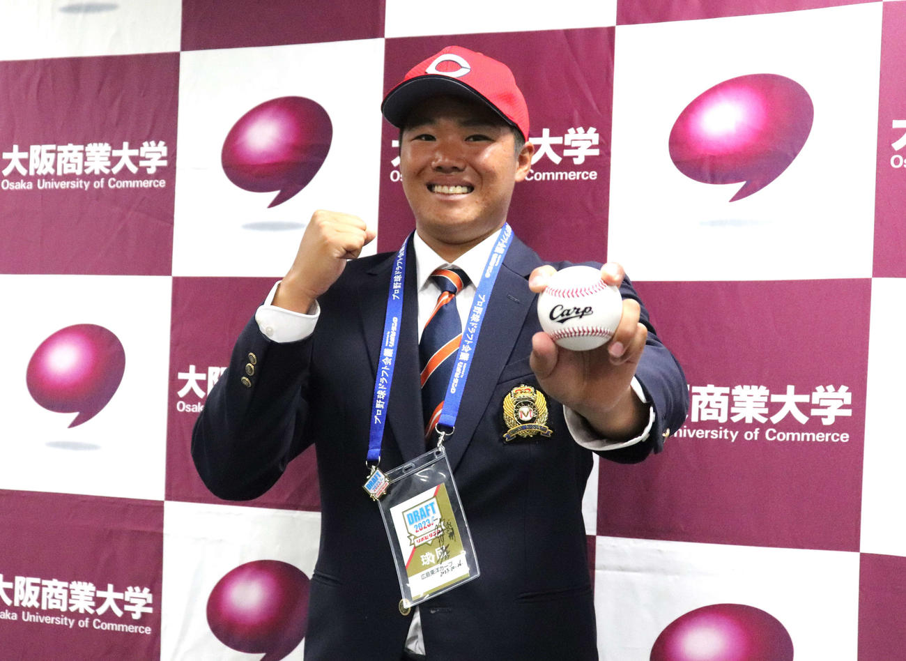 ガッツポーズとともに笑顔を見せた、広島ドラフト2位・高太一投手（22）（撮影・中島麗）