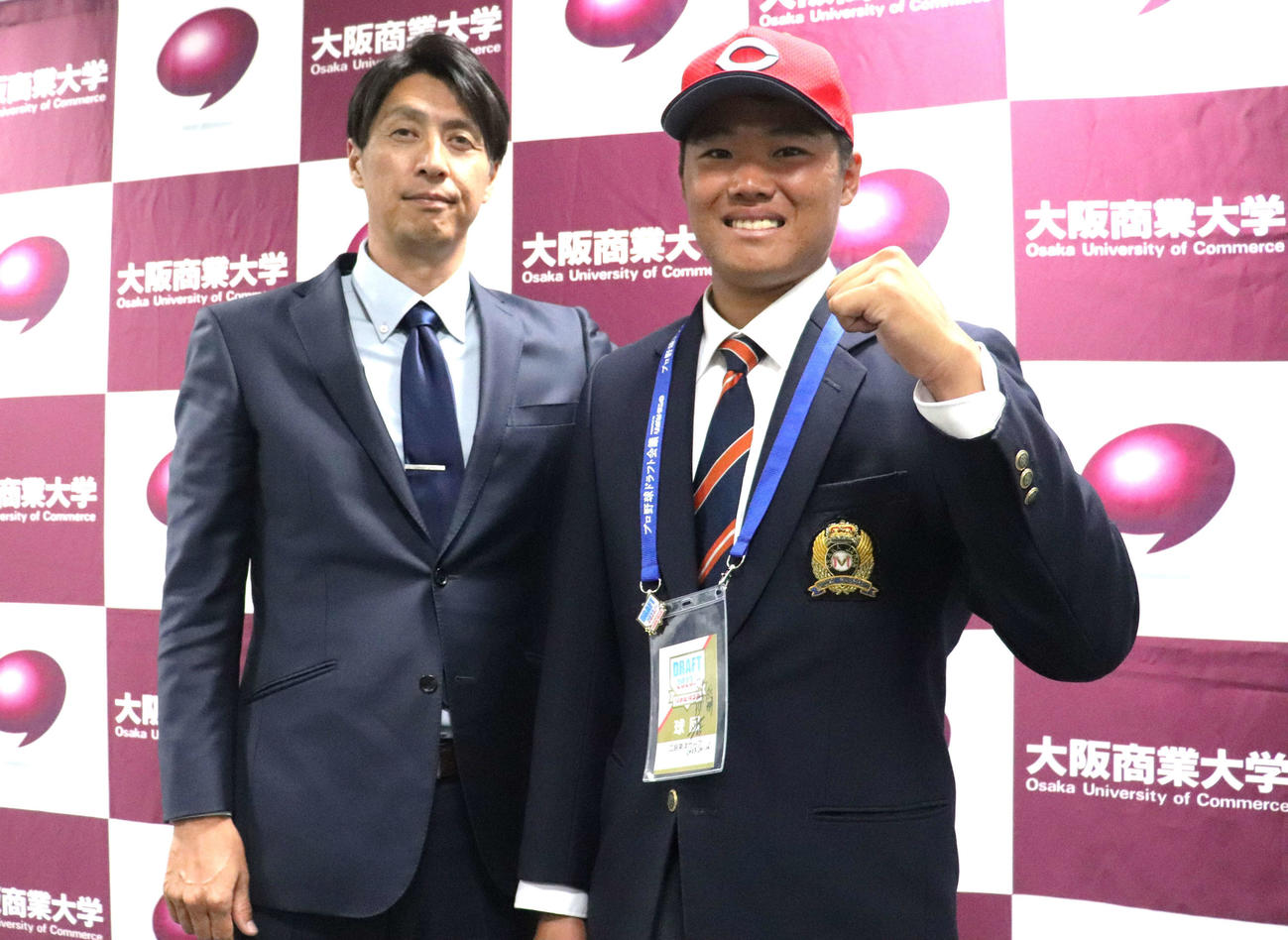 広島・鞘師智也スカウトとドラフト2位の高（撮影・中島麗）