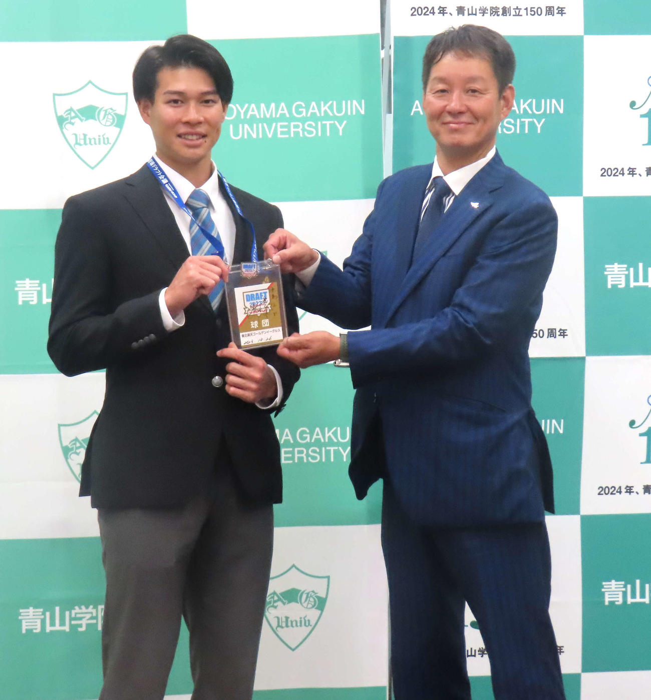 楽天からの指名あいさつで担当の部坂俊介スカウトとともに写真におさまる青学大・中島（撮影・佐瀬百合子）