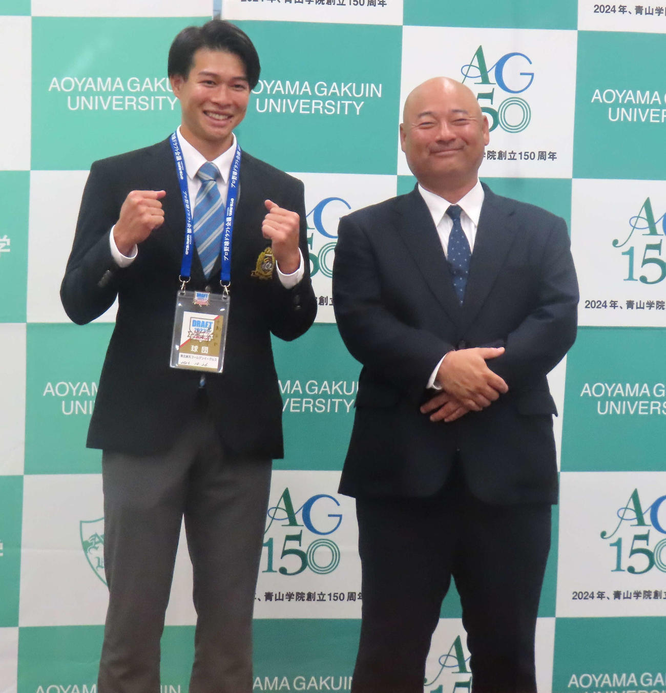 楽天からの指名あいさつで青学大・安藤監督とともに、笑顔を見せる中島（撮影・佐瀬百合子）