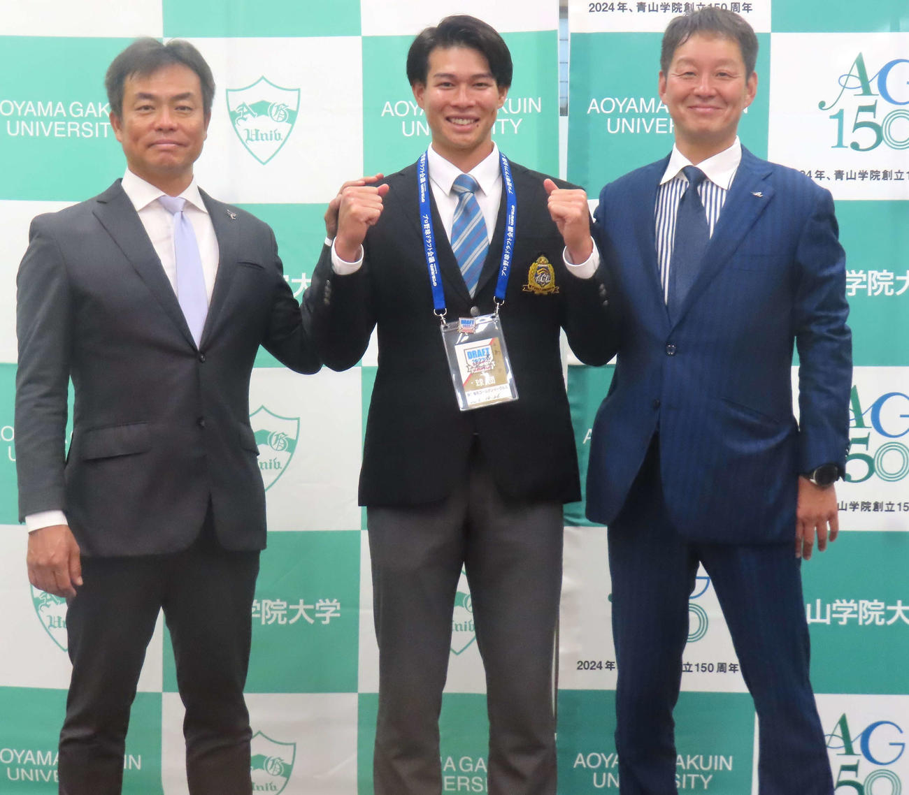 楽天からの指名あいさつで部坂スカウト（右）、愛敬スカウト（左）とともに笑顔を見せる青学大・中島（中央）（撮影・佐瀬百合子）