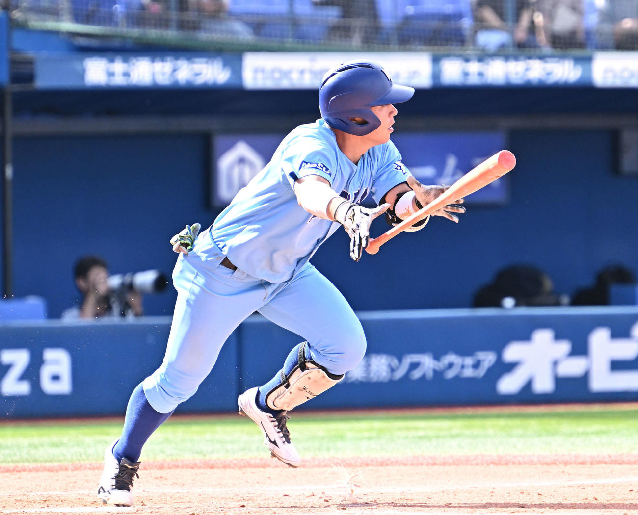 日体大対中央学院大　8回表日体大無死一塁、門馬は適時二塁打を放つ（撮影・滝沢徹郎）