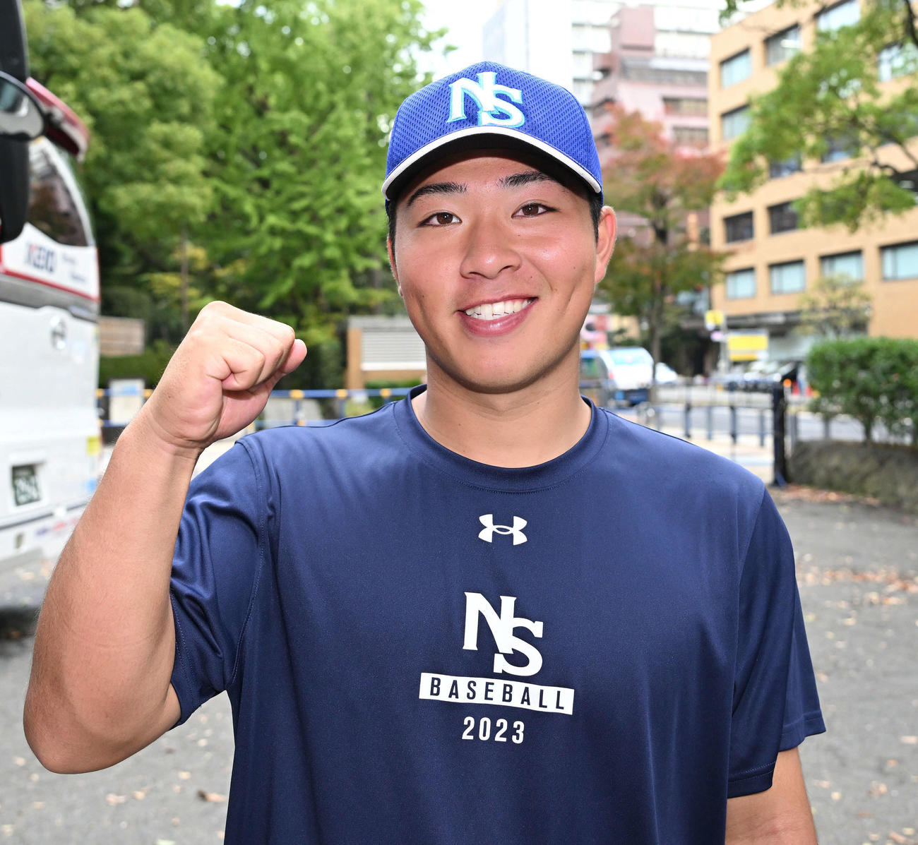 日体大対中央学院大　試合後、ガッツポーズで写真に納まる日体大・門馬（撮影・滝沢徹郎）
