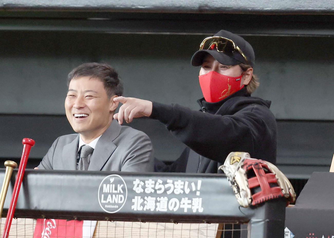ベンチで田中SA（左）と笑顔で新庄監督（撮影・黒川智章）