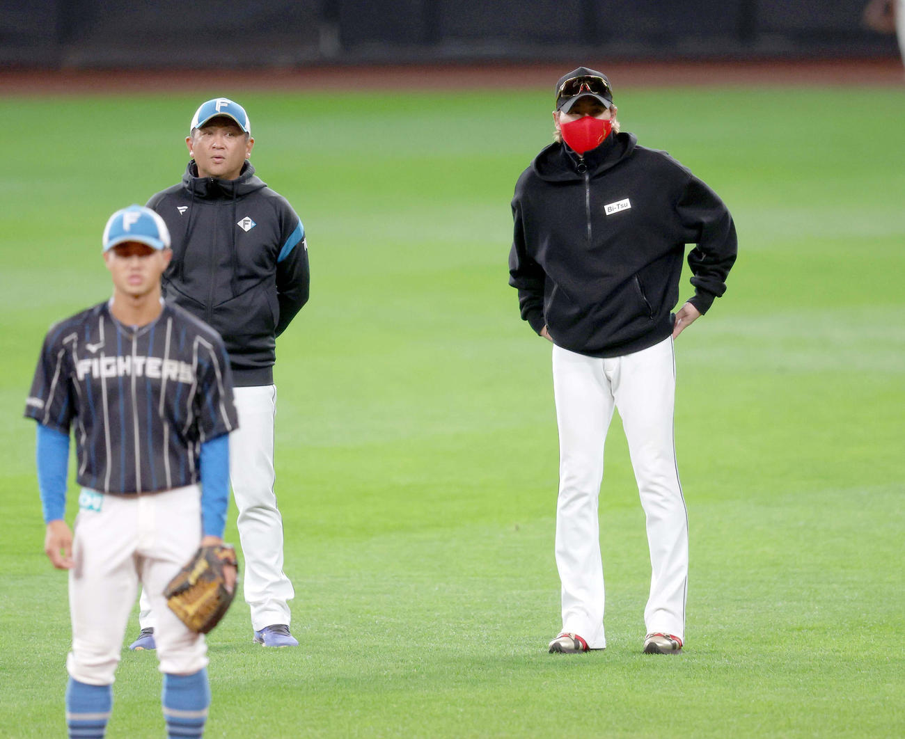 練習を見つめる新庄監督（右）（撮影・黒川智章）