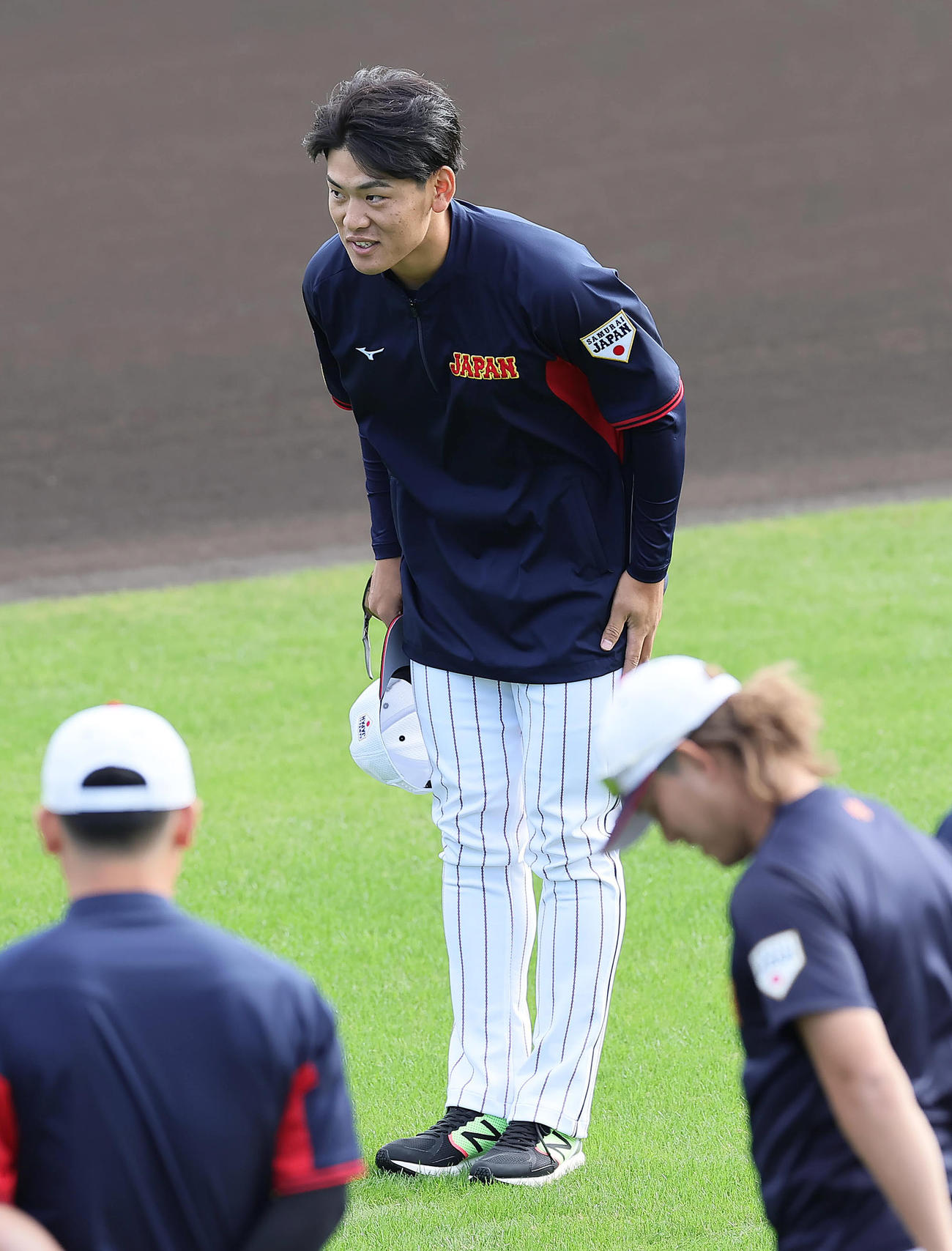 チームに合流し、あいさつする野村（撮影・足立雅史）