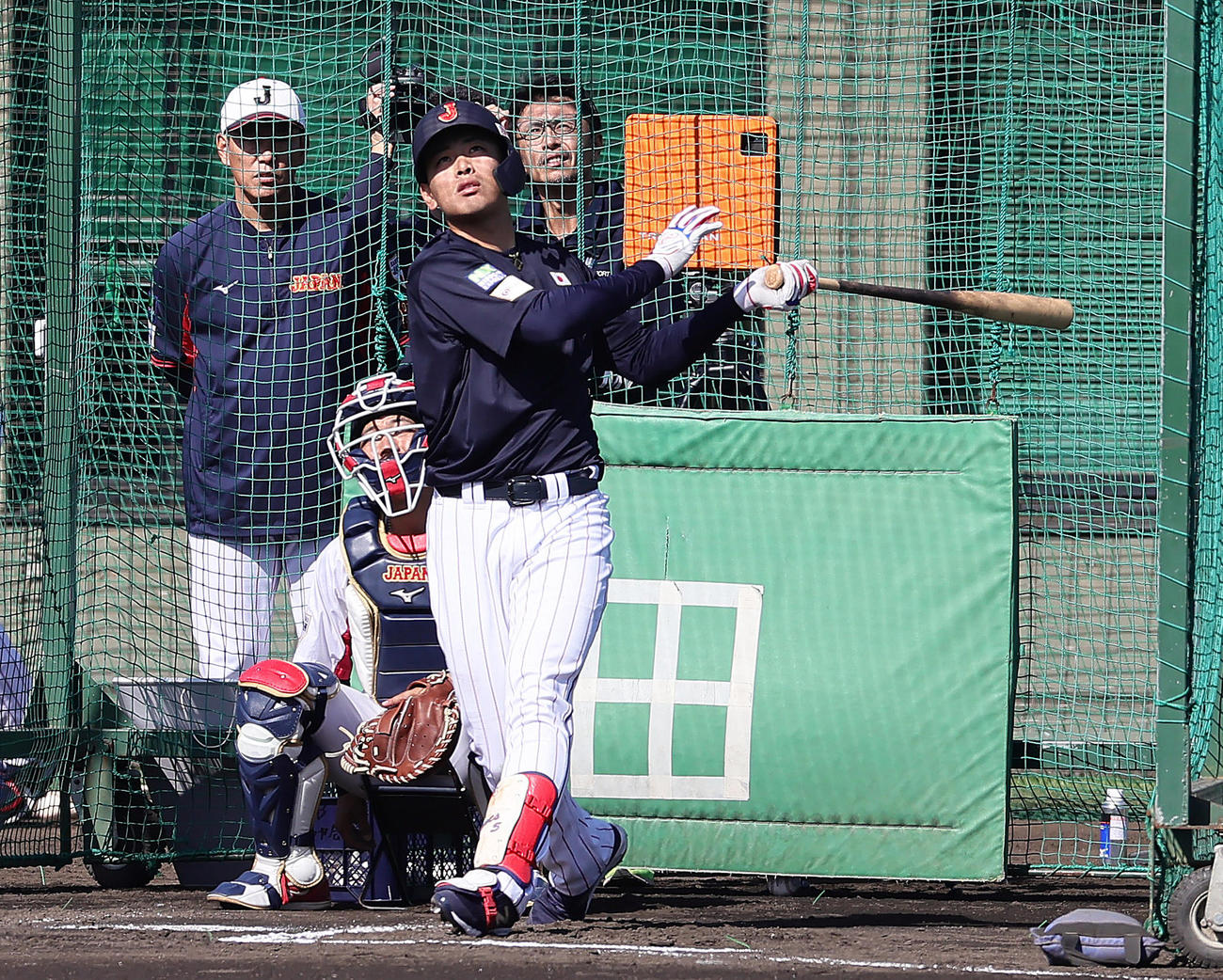 野村（手前）のフリー打撃を見つめる井端監督（左）（撮影・足立雅史）