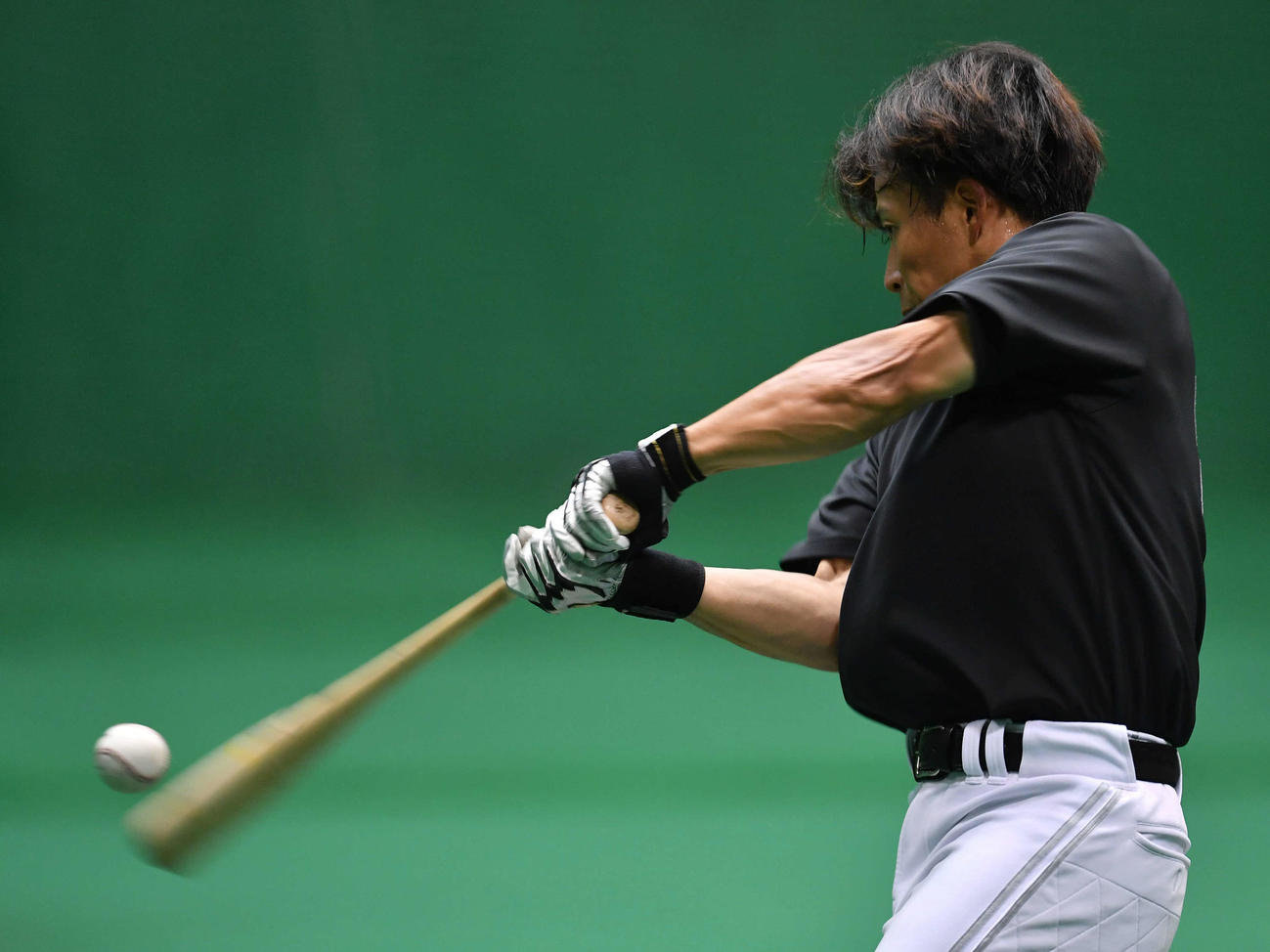 打撃練習を行う野村勇（撮影・岩下翔太）