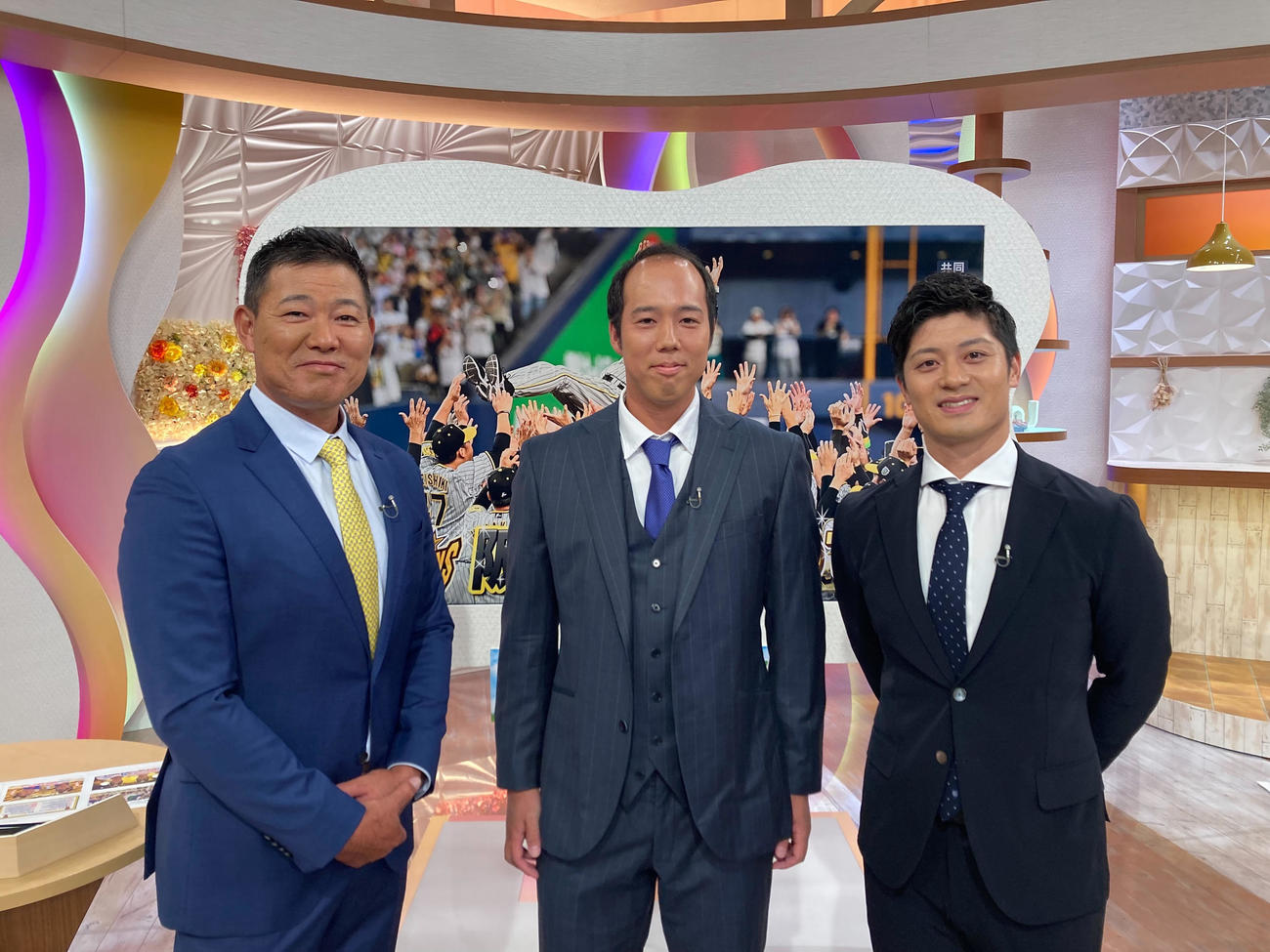 ABCテレビ「newsおかえり」に出演した阪神青柳（中央）と坂本（右）、左は福留氏（球団提供）